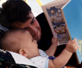 Il rapporto del bambino con i genitori. Psicologia. L'attaccamento ai genitori si sviluppa durante i primi mesi di vita. La buona riuscita di questa esperienza consente lo svolgersi armonico sia dell'infanzia sia della vita adulta degli individui.