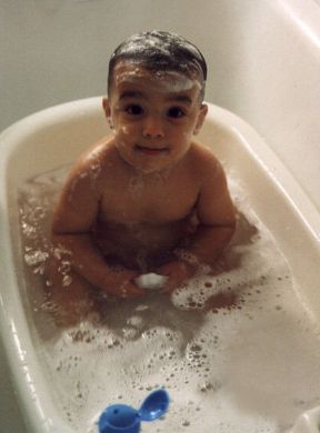 La pulizia della pelle. Puericoltura. La pulizia della pelle delicata dei bambini va effettuata regolarmente con prodotti neutri che detergano l'epidermide rispettandone l'acidità.