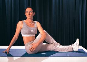 Esercizio per il busto. Movimenti per il busto dalla posizione seduta. Rotazione del busto e del capo.