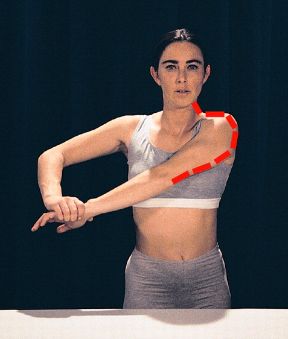 Esercizio per gli arti superiori. Movimenti per gli arti superiori da eseguire in piedi. Allungamneto del braccio con opposizione alla trazione.