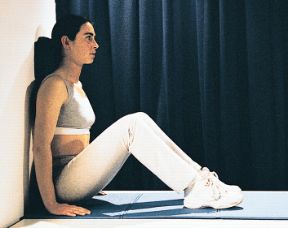 Esercizio per il busto. Movimenti per il busto dalla posizione seduta. Piegamenti delle gambe sul tronco.