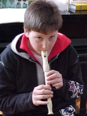 L'importanza delle attività extrascolastiche. Infanzia. Anche al di fuori dell'ambito scolastico, è importante che i bambini e gli adolescenti svolgano attività stimolanti per la creatività come disegnare, leggere o suonare uno strumento musicale.