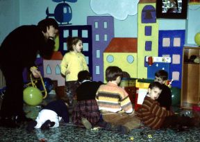 Il ruolo degli asili nido e delle scuole materne. Puericoltura. Gli asili nido (0-3 anni) e la scuola materna (3-6 anni) sono servizi educativi di interesse pubblico che hanno lo scopo di offrire ai bambini un luogo di socializzazione e di stimolo delle loro potenzialità cognitive, affettive e sociali, nella prospettiva del loro benessere e del loro armonico sviluppo.