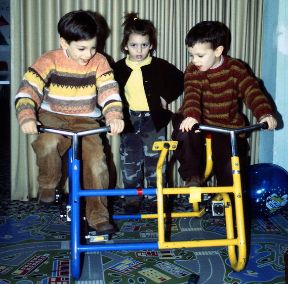 L'organizzazione di un asilo. Puericoltura. Gli asili sono organizzati in spazi differenziati per rispondere ai bisogni delle diverse età, ai ritmi di vita dei singoli bambini, alla percezione infantile dello spazio, alla necessità di dare riferimenti fisici stabili, all’esigenza di diversificazione in funzione delle attività individuali e di piccolo gruppo. Fondamentali sono gli spazi del gioco, del riposo e il verde attrezzato.