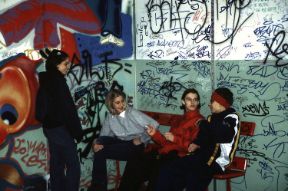 Luoghi di incontro per adolescenti. Adolescenza. I centri di aggregazione giovanile costituiscono spesso, per i giovani, uno spazio d'incontro molto importante per il processo di integrazione e differenziazione della personalità.