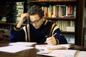 L'attività di studio nell'adolescenza. Adolescenza. Studiare può costituire per i giovani un'occasione di socializzazione molto importante. Sui banchi di scuola possono infatti imparare, oltre a importanti nozioni culturali, anche l'elasticità mentale, la capacità di adattarsi e di apprendere dall'esperienza.