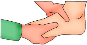 Intervento in caso di crampo al piede. Crampo acuto. In caso di crampo al piede afferrate le dita e tendetele. Fate poi appoggiare il piede a terra e aiutate la persona a far leva sollevandosi sul calcagno.