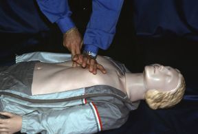Massaggio cardiaco esterno. Posizionamento delle mani. Massaggio cardiaco esterno. Dopo aver localizzato il margine inferiore della gabbia toracica e aver fatto scorrere le dita fino a incontrare lo sterno, affiancate il palmo dell’altra mano fino a incontrare le due dita.