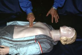 Massaggio cardiaco esterno. Localizzazione del sito di compressione. Massaggio cardiaco esterno. Per localizzare il sito di compressione del massaggio cardiaco, fate scorrere le dita sotto il margine costale fino a incontrare lo sterno.