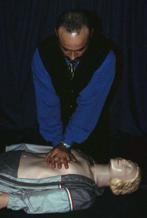 Massaggio cardiaco esterno. Massaggio cardiaco esterno. Durante il massaggio cardiaco, il cuore risulta compresso tra due strutture rigide, la colonna vertebrale e lo sterno. 