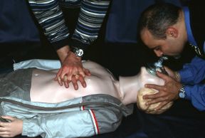 Massaggio cardiaco esterno. Rianimazione con due soccorritori e maschera tascabile. Rianimazione cardiopolmonare. In caso di arrestocardiorespiratorio, le tecniche di rianimazione cardiopolmonare hanno un'estrema importanza per evitare la morte cerebrale.