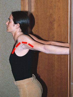 Esercizio per gli arti superiori. Movimenti per gli arti superiori utilizzando semplici aiuti. Ponendosi sotto l'architrave di una porta afferrare con le mani all'altezza delle spalle gli stipiti e fare un passo avanti mantenendo la presa.