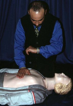 Valutazione della frequenza respiratoria. Valutazione della frequenza respiratoria. Una alterazione della frequenza del respiro è indice prognostico sfavorevole in caso di trauma cranico. 