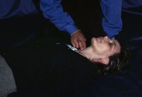 Valutazione della presenza di circolazione. Valutazione della presenza di circolazione. In caso di paziente incosciente e che non respira, dopo aver effettuato due ventilazioni, controllate il polso carotideo.