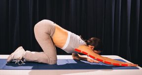 Esercizio per gli arti superiori. Movimenti per gli arti superiori da eseguire a terra. Allungamento del braccio in avanti con l'avambraccio dell'altro braccio appoggiato a terra.