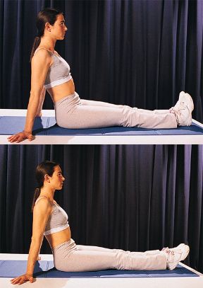 Esercizio per gli arti inferiori. Movimenti per gli arti inferiori da eseguire a terra. Estensione delle punte dei piedi con gambe tese a squadra.