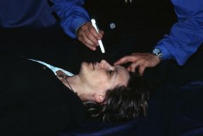 Il controllo delle pupille nell'esame obiettivo. L'esame obiettivo. In caso di perdita di coscienza occorre controllare anche la situazione delle pupille, se sono dilatate o ristrette, se reagiscono alla luce o se hanno dimensioni diverse tra di loro.