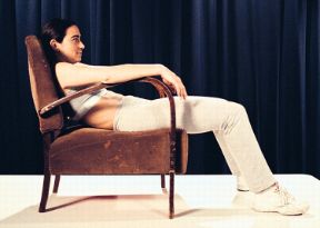 Posizione scorretta nello stare seduti. Le posizioni dello stare seduti. Stare sprofondati in poltrona sollecita eccessivamente collo, spalle e vertebre lombari.