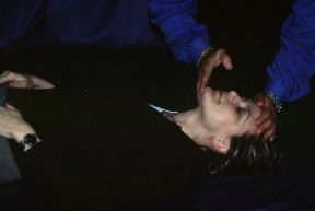 Manovra errata di apertura delle vie respiratorie. Manovra errata di apertura delle vie respiratorie. Quando sollevate il mento, prestate attenzione a non chiudere completamente la bocca del paziente.