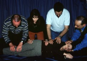 Rotazione del paziente con più soccorritori. Rotazione del paziente con più soccorritori. Se il paziente è a faccia in giù (posizione prona) bisogna ruotarlo in posizione supina.