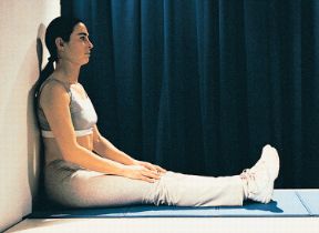 Esercizio per il busto. Movimenti per il busto dalla posizione seduta. Con gambe tese avanti e mani sulle ginocchia abbassare le spalle e mantenere in tensione i muscoli delle spalle e parte di quelli dorsali.