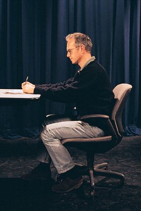 Tenere una postura corretta. Le posizioni dello stare seduti. Per evitare un eccessivo affaticamento della parte bassa della schiena, la sedia non deve essere troppo lontana dal piano d'appoggio.