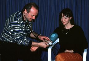 Misurazione della pressione arteriosa. Visita medica. La misurazione della pressione arteriosa fa parte dei normali controlli che il medico curante esegue quando visita i suoi pazienti.