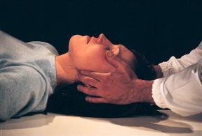 Manovra di protrusione della mandibola. Manovra di protrusione della mandibola. Per assicurare la pervietà delle vie respiratorie, le direttive internazionali raccomandano l'utilizzo della protrusione della mandibola, in caso di sospetto trauma alla colonna cervicale.