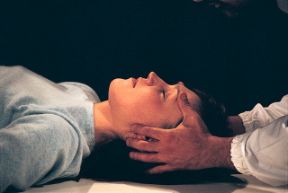 Immobilizzazione della testa. Immobilizzazione della testa. In caso di una sospetta lesione spinale, immobilizzate manualmente la testa e il collo dell'infortunato.