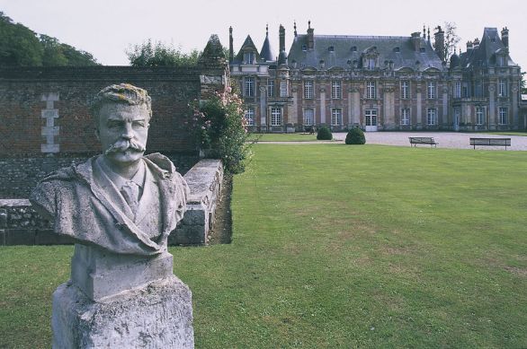 Il giardino con il busto di Maupassant nel Castello di Miromesnil, in Alta Normandia Maupassant nacque nel Castello di Miromesnil e trascorse a Étretat un'infanzia libera in compagnia della madre, amica di Bouilhet e Flaubert, che ne sorvegliò la prima educazione. Proseguì gli studi al seminario di Yvetot e al liceo di Rouen, quindi alla facoltà di diritto di Parigi.