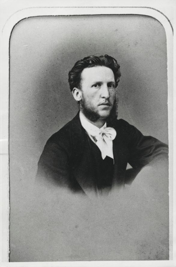 Iginio Ugo Tarchetti (San Salvatore Monferrato, 1839 - Milano, 1869), scrittore italiano Nato nel Monferrato, Ugo Iginio Tarchetti dopo gli studi superiori fu ufficiale di carriera e partecipò alla repressione del brigantaggio nel Meridione, fatto che lo indusse a lasciare la vita militare. A quegli anni risalgono le prime composizioni, le prose poetiche 