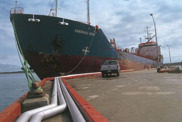 Petroliera, Isola di Terranova Petroliera ormeggiata durante le operazioni di scarico sull’isola di Terranova in Canada.
© De Agostini Picture Library.