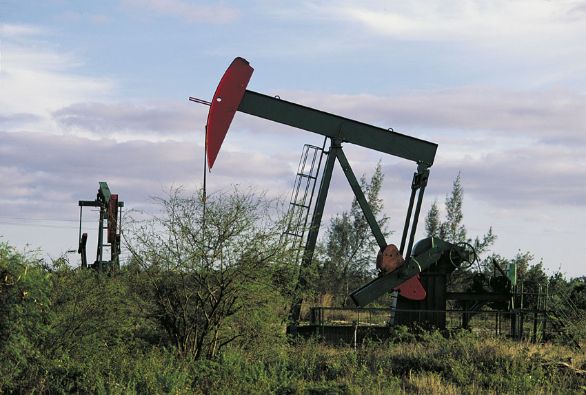 Estrazione del petrolio, Cuba Impianti di estrazione del petrolio nella provincia di Matanzas a Cuba.
© De Agostini Picture Library.