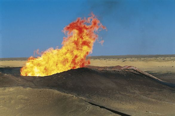 Giacimento petrolifero, Deserto Libico Giacimento petrolifero nel Deserto Libico.
© De Agostini Picture Library.