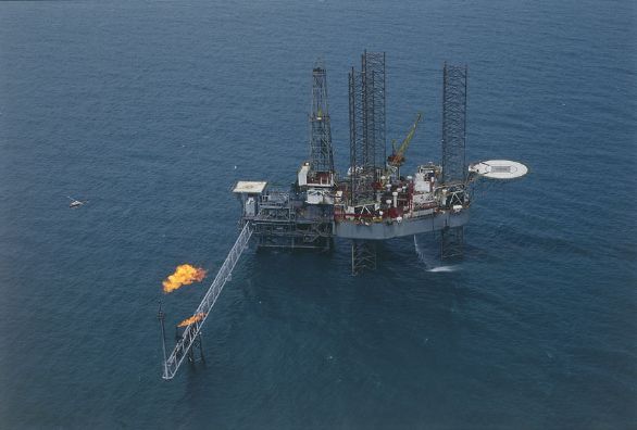 Piattaforma petrolifera, Indonesia Veduta aerea di una piattaforma petrolifera in Indonesia.
© De Agostini Picture Library.