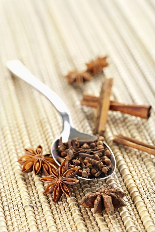 Anice stellato, chiodi di garofano e stecche di cannella dalle mille proprietà L'anice stellato è coltivato in quanto dai suoi frutti si distilla un'essenza usata in liquoreria e in farmacia per le proprietà stomatiche e antispasmodiche. I chiodi di garofano hanno proprietà antisettiche e una modesta azione anestetica locale. La cannella ha un'azione antisettica, stimolante, digestiva e carminativa.
