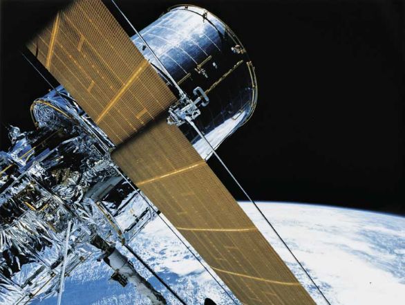 Telescopio Spaziale Hubble Telescopio spaziale Hubble ripreso durante l'uscita dei pannelli solari e delle antenne.
© De Agostini Picture Library.