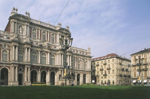 Piazza Carlo Alberto a Torino Il filosofo nel 1888 si trasferisce in piazza Carlo Alberto, a Torino, città che gli piace molto e che lo ospita durante la composizione di 