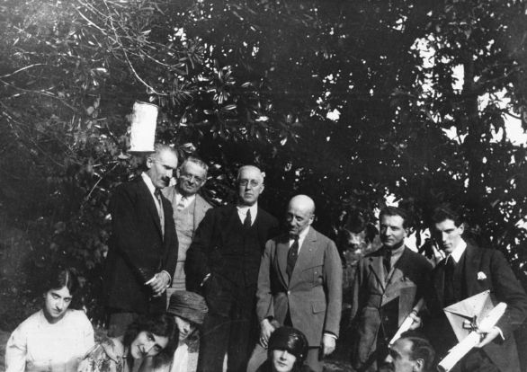 Arturo Toscanini, foto di gruppo ai Giardini del Vittoriale Ritratto di gruppo presso i giardini del Vittoriale, a sinistra il direttore d'orchestra Aurturo Toscanini.
© De Agostini Picture Library.