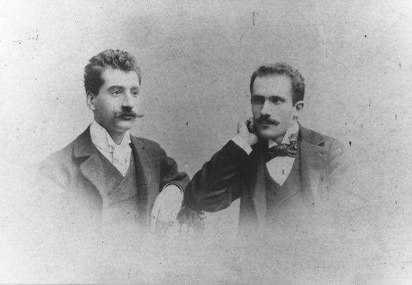 Arturo Toscanini e il cognato Enrico Polo, Ritratto Ritratto a mezzo busto di Arturo Toscanini (a destra), con il cognato Enrico Polo, violinista.
© De Agostini Picture Library.