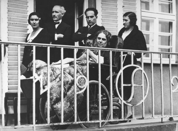 Arturo Toscanini e famiglia a Bayreuth Fotografia del 1930 del direttore d'orchestra Arturo Toscanini insieme alla famiglia a Bayreuth (Germania).
© De Agostini Picture Library.