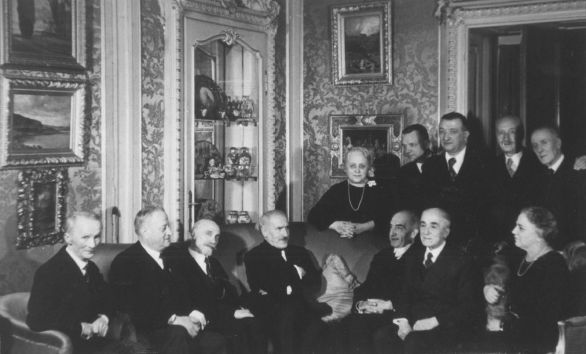 Arturo Toscanini nella sua casa di Milano Ritratto di A. Toscanini nella sua casa di via Durini 20 a Milano con i vecchi compagni del conservatorio di Parma.
© De Agostini Picture Library.