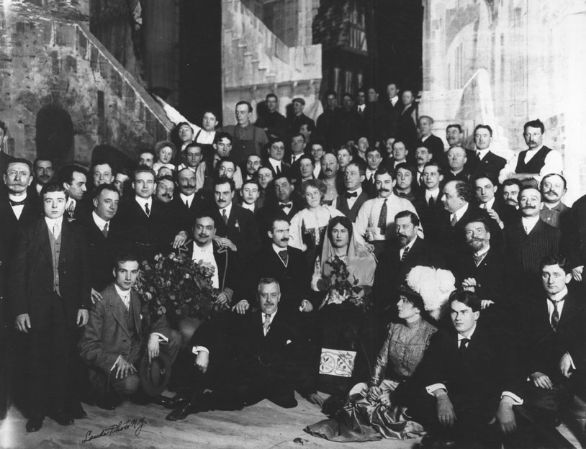 Toscanini e Caruso, Metropolitan Opera House di New York Toscanini accanto al tenore E. Caruso, con il cast di una rappresentazione operistica alla Metropolitan Opera House di New York.
© De Agostini Picture Library.