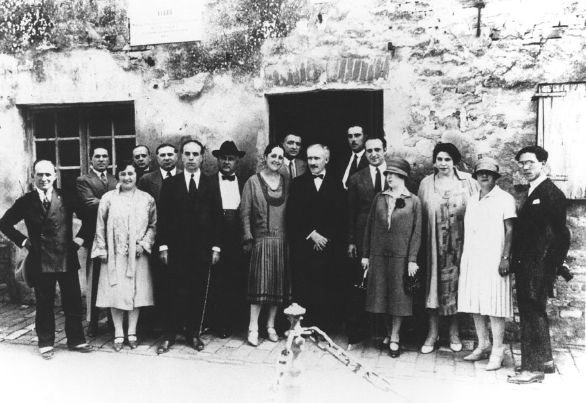 Arturo Toscanini, foto di gruppo presso la casa natale di Giuseppe Verdi Ritratto di gruppo presso la casa natale del compositore Giuseppe Verdi (1813-1901) a Busseto (Parma).
© De Agostini Picture Library.
