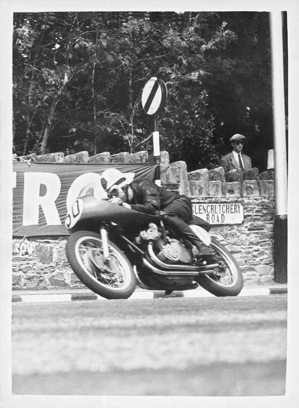 Il campione britannico Geoffrey Ernest Duke vince il Senior Tourist Trophy su Gilera il 13 giugno 1955 Con gli anni il Tourist Trophy aumentò la sua popolarità e, oltre a case e piloti inglesi, cominciarono a partecipare corridori provenienti da tutto il mondo; il primo pilota italiano a misurarsi in questa manifestazione fu Achille Varzi nel 1924.