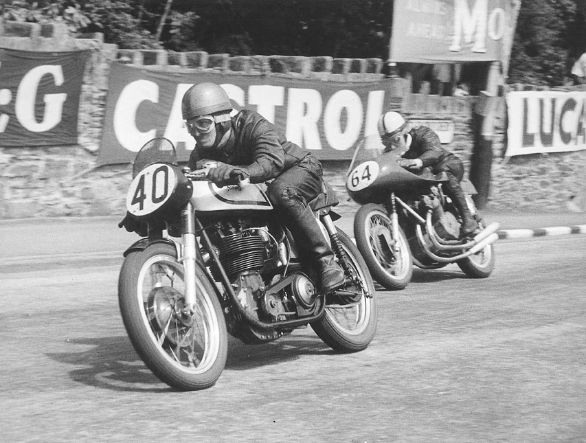 Derek Minter su Norton e John Surtess su MV Augusta durante la Senior Tourist Trophy nell'Isola di Man Il Tourist Trophy è una storica corsa motociclistica che si svolge su un circuito stradale nell'Isola di Man (unica contrada britannica che, per antico privilegio, può chiudere le strade destinate al traffico nel corso di una competizione sportiva). La prima manifestazione (1907) fu vinta dall'inglese Coller alla media di 62 km orari.