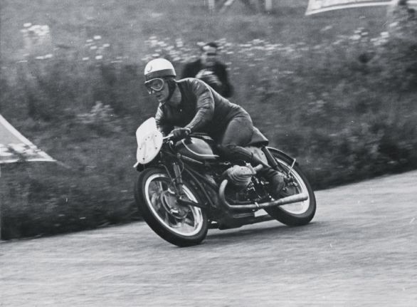 Walter Zeller, pilota tedesco sulla pista di Nuerburgring durante il Gran Premio del 1955 Nel 1904 in Francia l'officina Griffon e il meccanico Fournier misero a punto una motocicletta con caratteristiche sportive e capace di superare i 100 km orari. Da quel anno si moltiplicarono le corse e le manifestazioni.