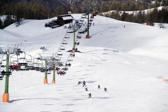 Pista da sci e seggiovia a Sauze d'Oulx La tecnica sciistica ha origine, per quanto riguarda lo studio dei movimenti più idonei a realizzare curve e frenate, nell'ultimo ventennio del XIX secolo con il telemark e lo spazzaneve. Il primo era caratterizzato dall'accentuato avanzamento e caricamento del peso del corpo su di uno sci, poi ruotato nella direzione voluta con un forte avvitamento del corpo. Il secondo deriva invece il nome dalla caratteristica posizione a V che gli sci assumono per il forte divaricamento delle loro code, e servì da base per le tecniche successive.