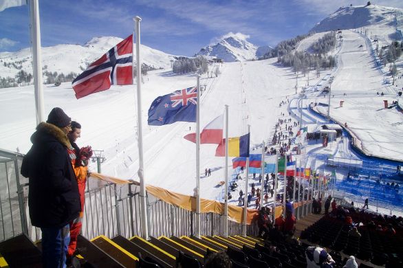 XX Olimpiadi Invernali Torino 2006 Le prime gare di sci furono disputate, all'inizio del XIX secolo, in Norvegia, prima sulle colline vicine a Oslo, poi nella regione di Telemark. All'inizio del XX secolo lo sci si diffuse come sport anche in Austria e in Svizzera, successivamente in Francia, Italia, Germania, fino a entrare a far parte dei giochi olimpici nel 1924. Da allora furono istituite le Olimpiadi invernali.