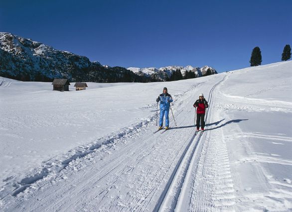 Escursione con gli sci da fondo in val Pusteria Nel 1967 il Comitato giuridico internazionale della Federazione italiana sciistica approvò un decalogo per lo sci sportivo, cioè quello non da competizione. Tra gli articoli più importanti esso comprende il rispetto per gli altri, il controllo della velocità e della manovra, la scelta della direzione, il sorpasso, l'attraversamento e l'incrocio, la sosta, la salita, il rispetto della segnaletica delle piste, e, infine, l'obbligo di prestare aiuto a chi subisce un incidente.